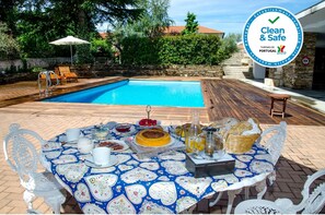 Pequeno-almoço com vista piscina