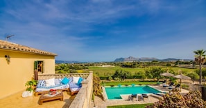 Nyd en utrolig udsigt over Finca Pegasus øverste terrasse på Alcudia Mallorca