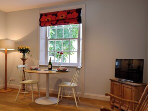 Dining area | Oxtoby’s Downstairs - Oxtoby’s Cottages York, York