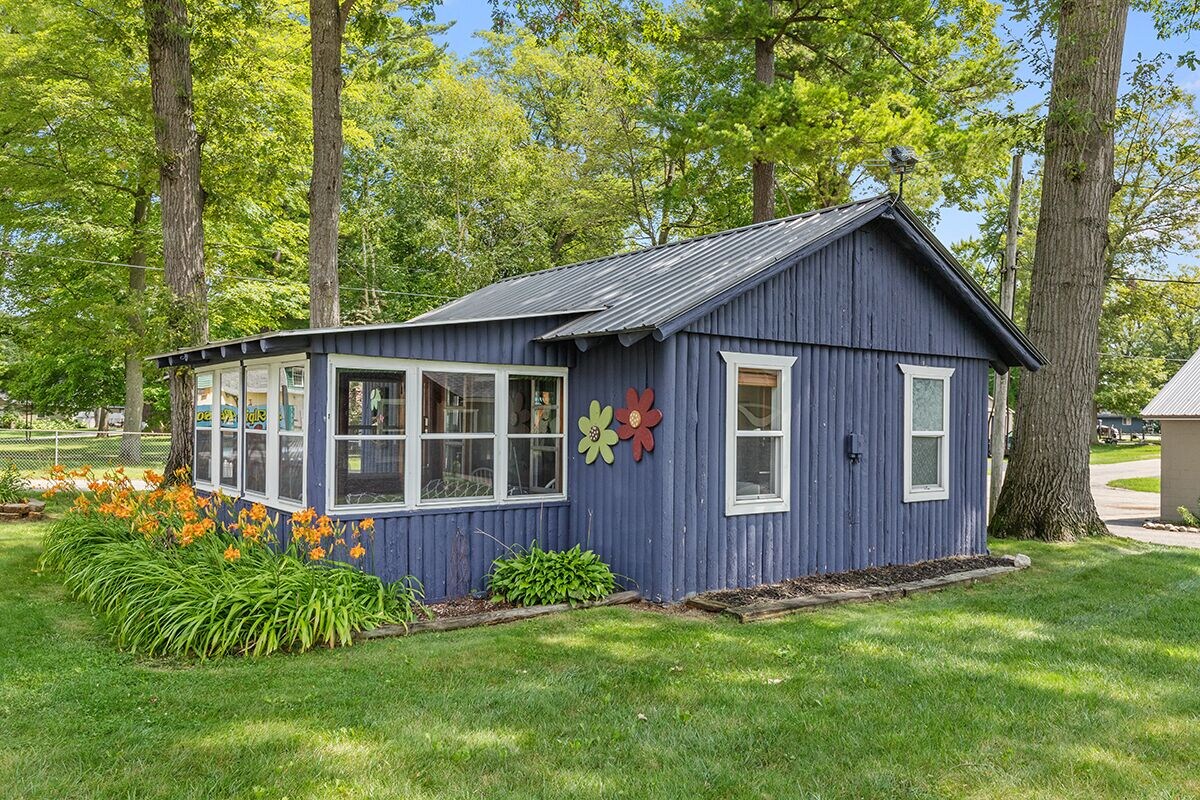 Cozy pet friendly cabin with dock, kayaks, bikes, firepit, grill