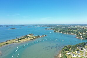 iles boedic devant la maison