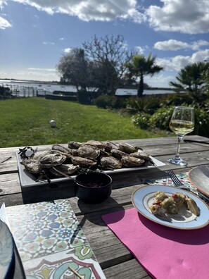 sur la terrasse de la maison