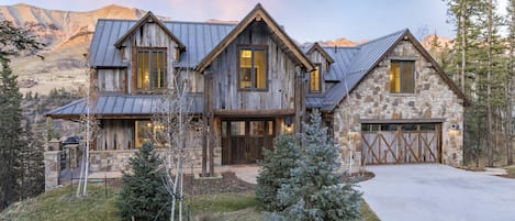 1-Telluride-Overlook-Haus-Exterior-Glow