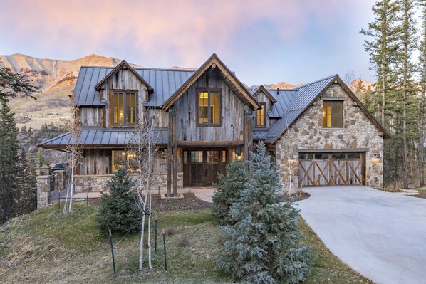 1-Telluride-Overlook-Haus-Exterior-Glow