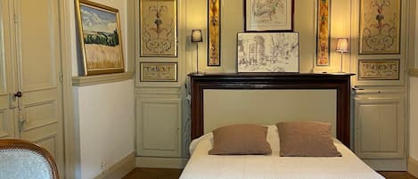 Une grande chambre avec les dorures d'origines