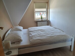 Gemütliches Schlafzimmer mit großem Doppelbett