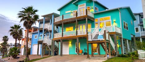 Two huge decks facing the beach and easy parking for 4+ cars