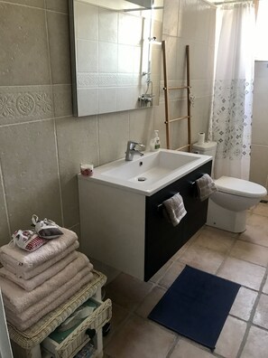 Salle de bain douche à l’italienne lavabo wc