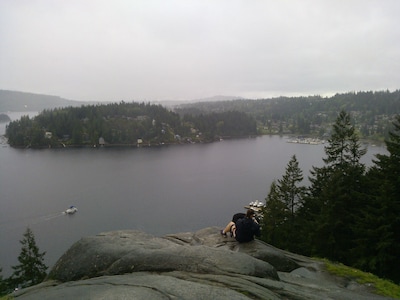 Gorgeous Deep Cove! Kayak, ski, bike, bring your dog! Explore the North Shore.