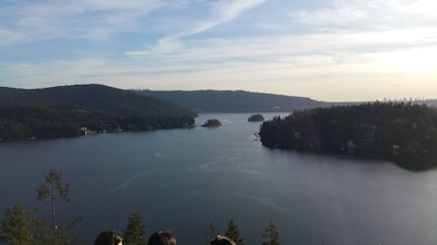 Gorgeous Deep Cove! Kayak, ski, bike, bring your dog! Explore the North Shore.