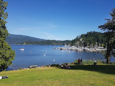 Gorgeous Deep Cove! Kayak, ski, bike, bring your dog! Explore the North Shore.