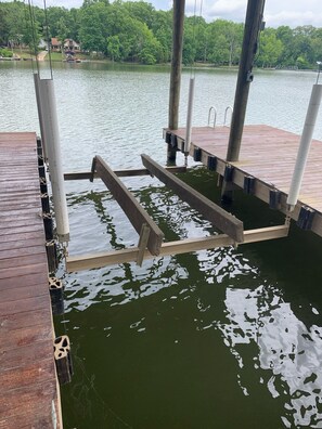 Boat Lifts for bass boats / pontoon boats / runabout boats