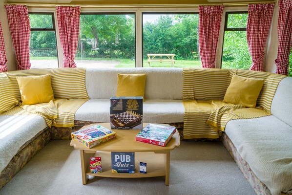 Lovely spacious lounge with picnic table in the garden/grass area outside.