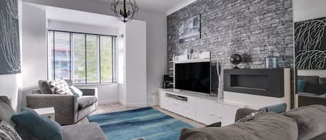 Taff Penfro Cardiff Apartment   - Open plan lounge area - with views of Stadium
