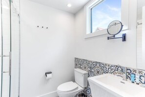 Bright, En-Suite Bathroom