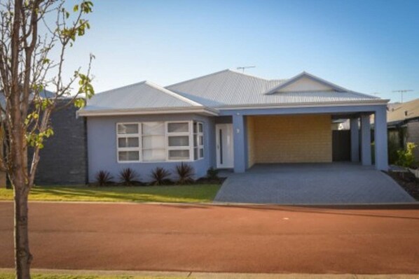 01 front of house.jpg