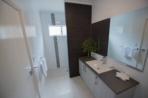 03 ensuite 1.jpg