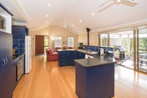 04 Kitchen/lounge