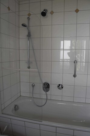 Bad mit Badewanne Fewo rechts
