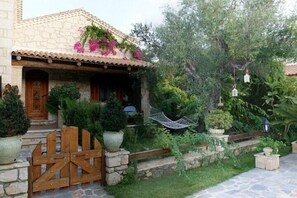 Exclusive Zante Villa | Villa Ntopia | 1 Bedroom | Swimming Pool & Beautiful Garden | Tragaki