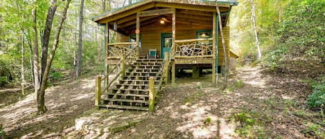 Balsam Grove Vacation Rental | 2BR | 1BA | 1,000 Sq Ft | Stairs Required