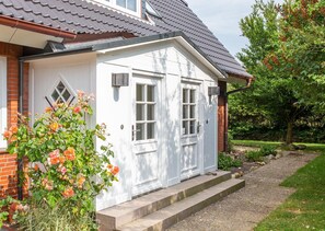 Eingang zum "Watthus" und den Ferienwohnungen "Paradies" und "Himmel"