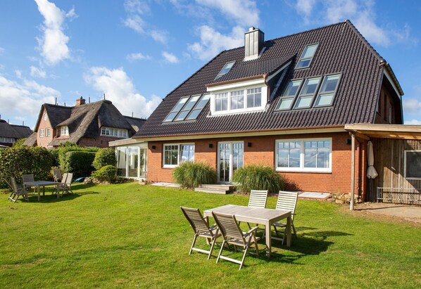 Garten des "Watthus" in Nebel auf Amrum