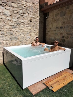 Outdoor spa tub