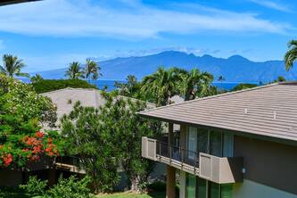 E206 FANTASTIC Ocean and Pool View from your Lanai!