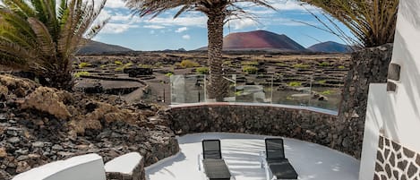 Piscina en medio del Volcán