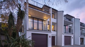End apartment with 2 garages