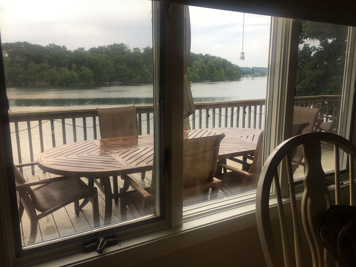 Direct Lakefront Living – Floating Dock, Boat Watching, Kayaks, & EV Charger