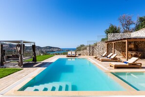 Stimulating pool design.