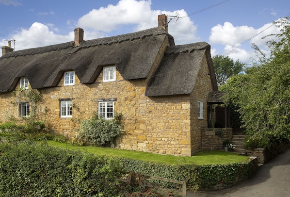 Harrowby End, a cosy Grade II listed, thatched cottage