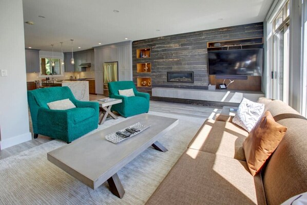 FANTASTIC location (5 mins North of Whistler Village), walk to golf course, meadow park, the Scandinave Spa and more. 3 Spacious bedrooms with a bonus room on the bottom floor (perfect for a family vacation in Whistler!)