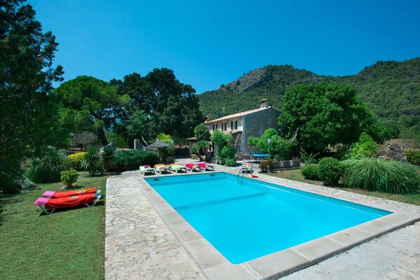 Swimming pool