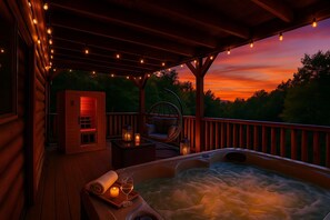 The coziest hot tub, mixed with the most perfect view. Plus a brand new infrared Sauna and comfy dining seat set for the best moments