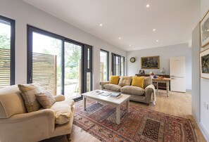 Beauvoir Court Stables, Cerne Abbas: Open plan sitting and dining room