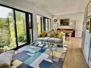 Beauvoir Court Stables, Cerne Abbas: The bright sitting area is a delightful space in which to relax