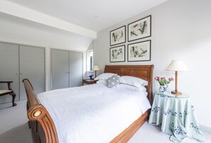 Beauvoir Court Stables, Cerne Abbas: Master king bedroom with en-suite