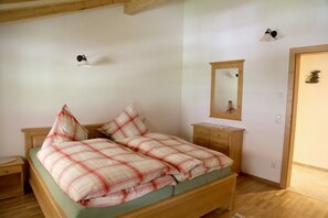 Ferienwohnung Valentin 71 qm, 4 Personen, 2 Schlafzimmer-Valentin Schlafzimmer Nr. 1