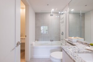 Guest bathroom: Shower/bathtub combo