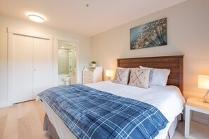 Primary bedroom: King bed
