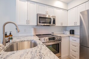 Full kitchen: Stainless steel appliances