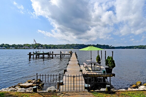 Tranquil retreat on the South River - private dock