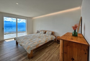 Chambre parentale avec vue sur lac et accès à la terrasse
