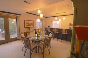 Kitchen & Bar area