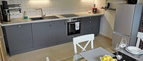 Ruhige und moderne Ferienwohnung (93 qm) mit überdachter Terrasse-Küche