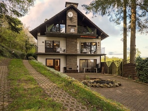 Pflanze, Wolke, Himmel, Gebäude, Fenster, Baum, Haus, Hütte, Holz, Grundstueck