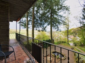 Himmel, Pflanze, Gebäude, Baum, Veranda, Schatten, Holz, Landschaft, Zaun, Freizeit